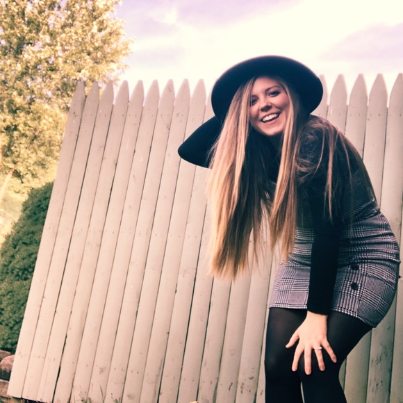 Meet your Posher, Rebecca - Picture 1 of 1